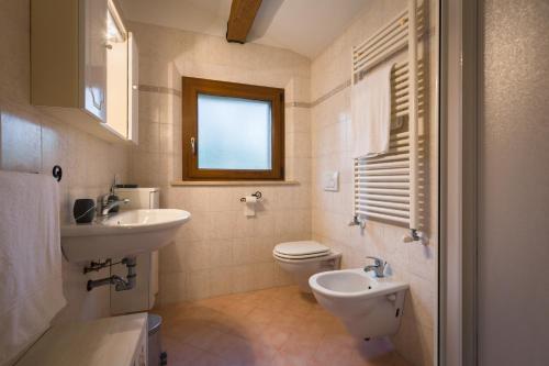 baño con lavabo y aseo y ventana en San Paterno B&B, en Rapolano Terme