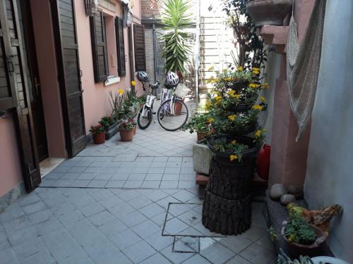 an alley with bikes parked on the side of a building at Porta del Carmine in Comacchio