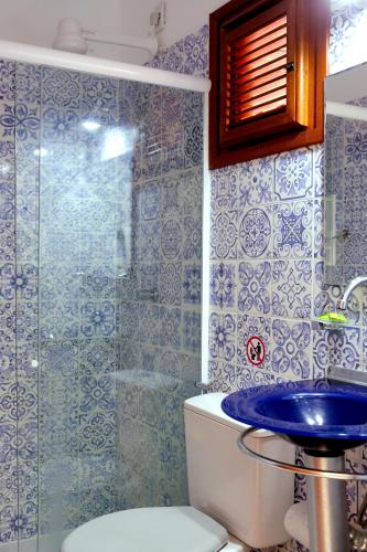 a bathroom with a shower and a toilet and a sink at Hotel e Pousada La Dolce Vita in Canoa Quebrada
