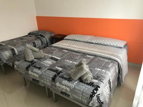 1 dormitorio con 2 camas individuales y toallas. en B&B Appartamento Anna, en Bolonia