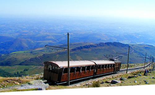 a train on the tracks on top of a mountain at T3 pays du piment d'Espelette in Souraïde