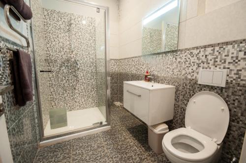 ウージュホロドにあるWonderful flat on city center (Mukachivska 4/15)のバスルーム(トイレ、シャワー付)