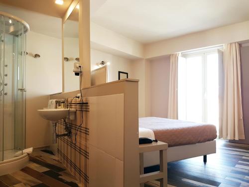 Un pat sau paturi într-o cameră la Don Ugo Luxury Rooms