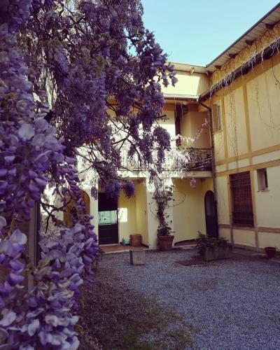 a courtyard of a building with purple flowers at Hotel Sereno in Cogoleto