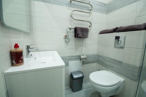 Ένα μπάνιο στο Wonderful flat on city center (Mukachivska 4/19)