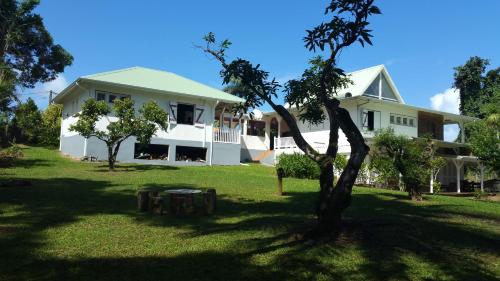 Taman di luar La Creolina
