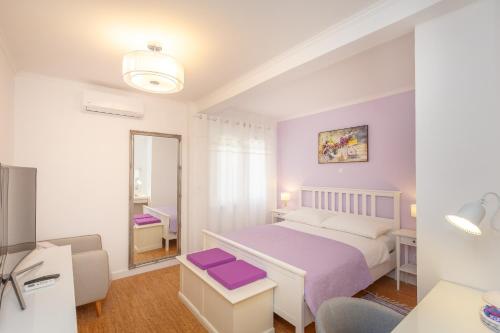 Giường trong phòng chung tại Dubrovnik Colors - Old Town View Apartment No1