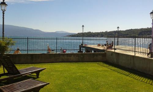 d'une terrasse avec vue sur une étendue d'eau. dans l'établissement Appartamento alle Rive, à Salò