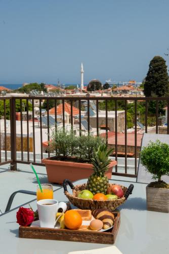 een fruitschaal op een tafel op een balkon bij Emerald Dream House in Rhodos-stad
