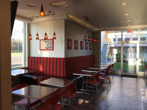 Restaurace v ubytování Ramada by Wyndham Rockville Centre