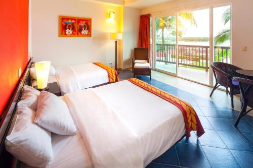 
A bed or beds in a room at Decameron Barú - All Inclusive
