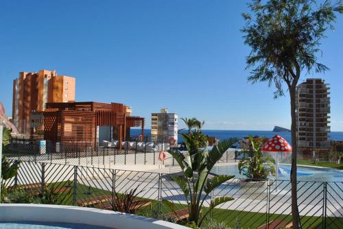 widok na ośrodek z basenem i budynkami w obiekcie Sunset Drive Resort & Spa w mieście Benidorm