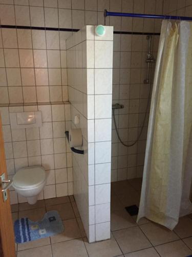 A bathroom at Biogut Evensen