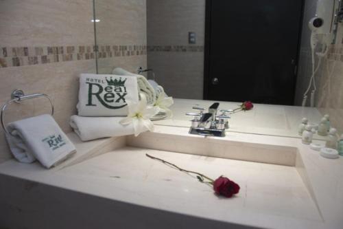 Ein Badezimmer in der Unterkunft Hotel Real Rex