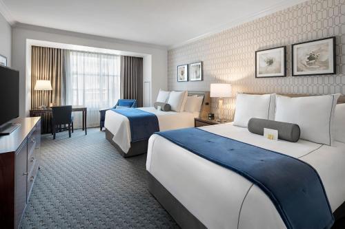 フィンドレーにあるThe Hancock Hotelのベッド2台とテレビが備わるホテルルームです。