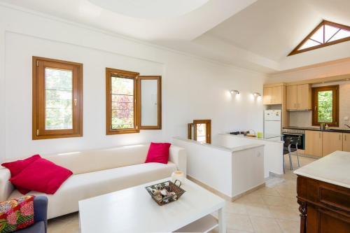 een woonkamer met een witte bank en een keuken bij Modern House in Ierissos