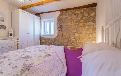 Ένα ή περισσότερα κρεβάτια σε δωμάτιο στο Old Stone House Apartment With A Heated Pool