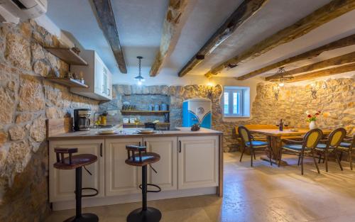 Η κουζίνα ή μικρή κουζίνα στο Old Stone House Apartment With A Heated Pool