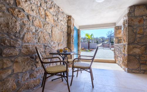 Φωτογραφία από το άλμπουμ του Old Stone House Apartment With A Heated Pool σε Polje
