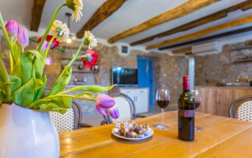 Ποτά στο Old Stone House Apartment With A Heated Pool