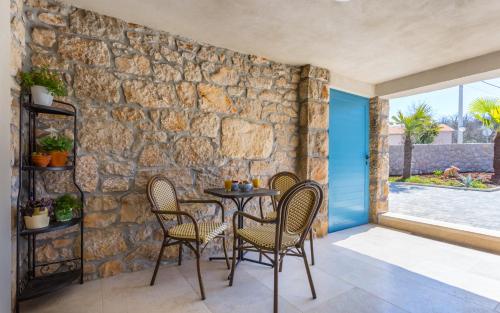 Χώρος καθιστικού στο Old Stone House Apartment With A Heated Pool