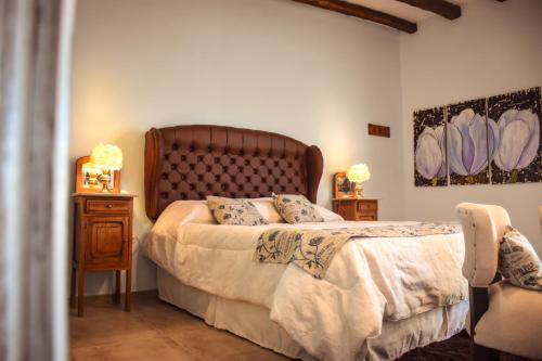 sypialnia z dużym łóżkiem i 2 szafkami nocnymi w obiekcie Posada Boutique La Barrica w mieście San Rafael