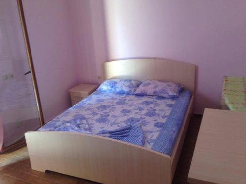 a small bed in a room with a mirror at Imperial apartments in Ksamil