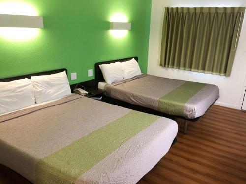 Postel nebo postele na pokoji v ubytování Motel 6-Barstow, CA