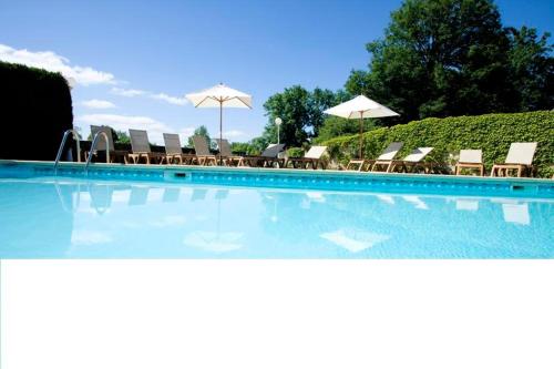 The swimming pool at or close to Les Maisons de Montagne - Chez Marie