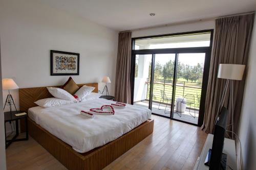Giường trong phòng chung tại Montgomerie Links Hotel & Villas
