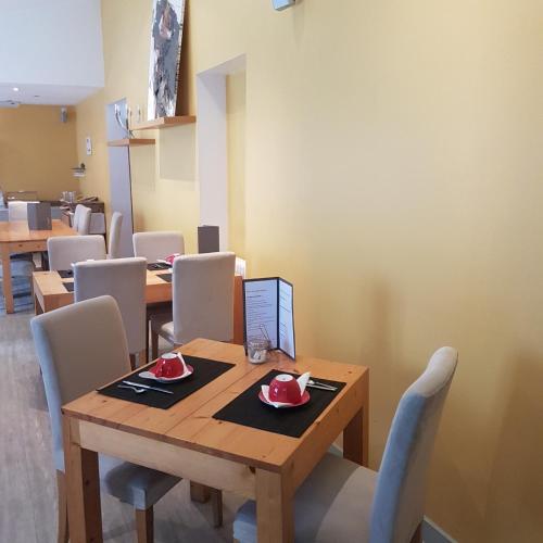 Imagen de la galería de Logis Hôtel La Magnanerie - Côté Bistro, en Aubignosc