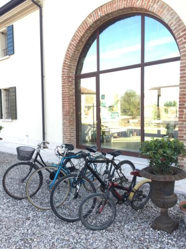 een groep fietsen geparkeerd voor een gebouw bij Corte Motte in Pegognaga