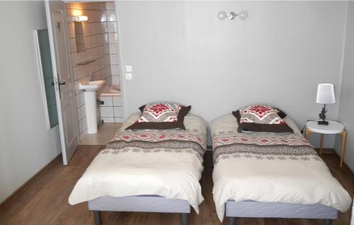 two beds sitting next to each other in a room at alpes studio in Feissons-sur-Salins
