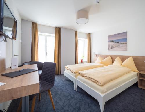 Un pat sau paturi într-o cameră la Aparthotel Bären