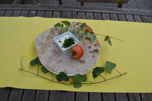 einen Teller mit Essen auf einem Tisch mit einer Tortilla in der Unterkunft Gasthaus Kleebinder in Haunoldstein