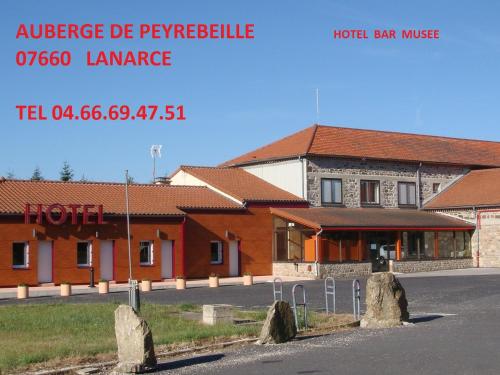 LanarceにあるAuberge De Peyrebeilleの通路側の建物