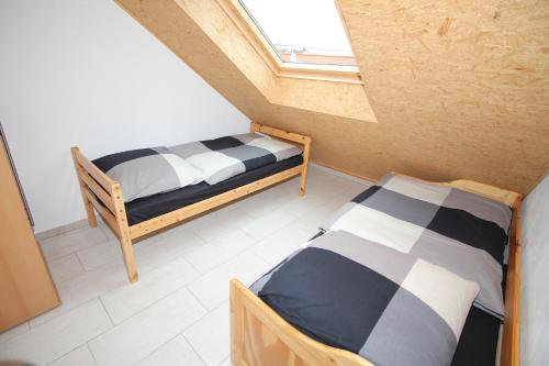 two bunk beds in a room with a window at Ferienwohnung BECKENDORF in Losheim