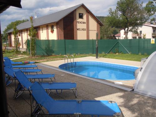 A piscina localizada em Penzion Ječmínek ou nos arredores