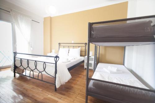 Ce dortoir comprend 2 lits superposés et une fenêtre. dans l'établissement Athens City Themis 3, à Athènes
