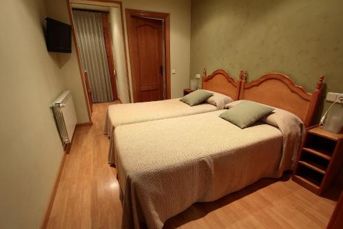 a hotel room with two beds and a television at El Pedrís in El Pont de Suert