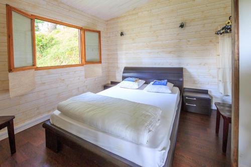 um quarto com uma cama e uma secretária. em Les Chalets de Pierretoun em Labastide-Clairence