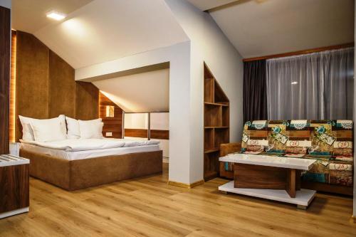 Ένα ή περισσότερα κρεβάτια σε δωμάτιο στο Hotel Casa Karina Bansko - Half Board & All Inclusive