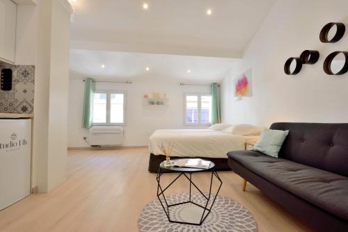 un salon avec un lit et un canapé dans l'établissement Studio Elly, à Cannes