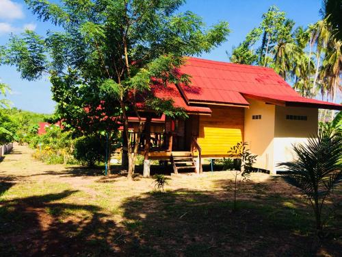a small house with a red roof at Gardenhomeresortkohjum in Ko Jum