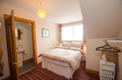 Una cama o camas en una habitación de Knight's Rest Guest House