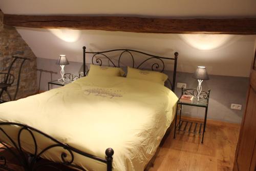 a bedroom with a bed with a white comforter at Au Cocon d'Avoine in Hamois