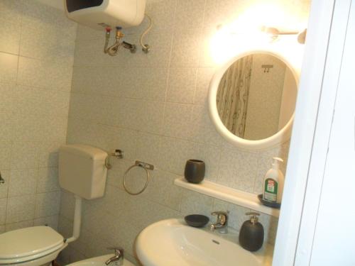 モーディカにあるresort san paoloのバスルーム(トイレ、洗面台、鏡付)