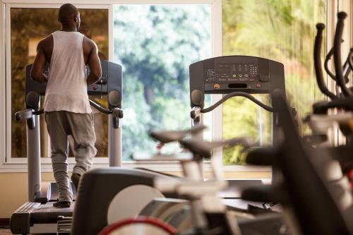Fitness centrum a/nebo fitness zařízení v ubytování Pullman Kinshasa Grand Hotel