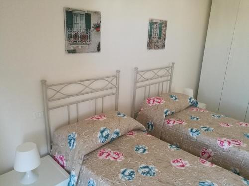 two beds sitting next to each other in a bedroom at Manolo Case Vacanza in Monopoli