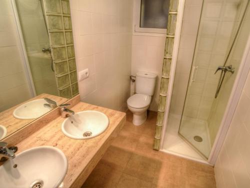 サン・フェリウ・デ・ギホルスにあるD27032 caocaのバスルーム(洗面台2台、シャワー、トイレ付)
